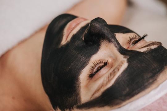 Soin Carbon Peel